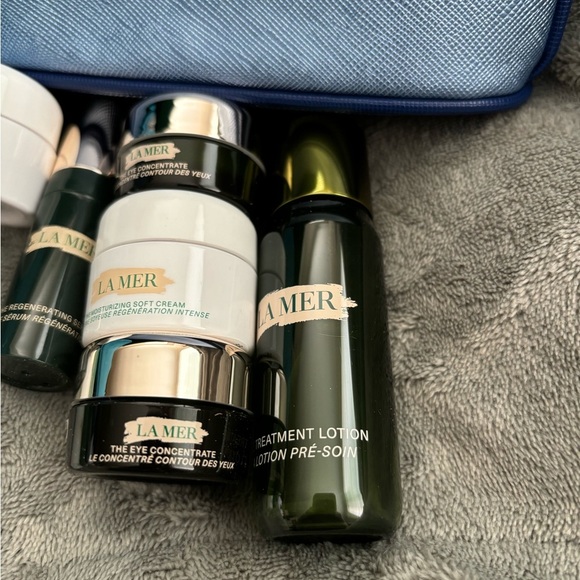 La Mer Skincare Set with Blue and Teal Pouches - Picture 7 of 11